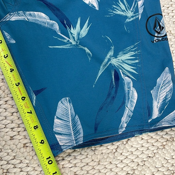 Volcom Board Shorts size 30 - Picture 6 of 6